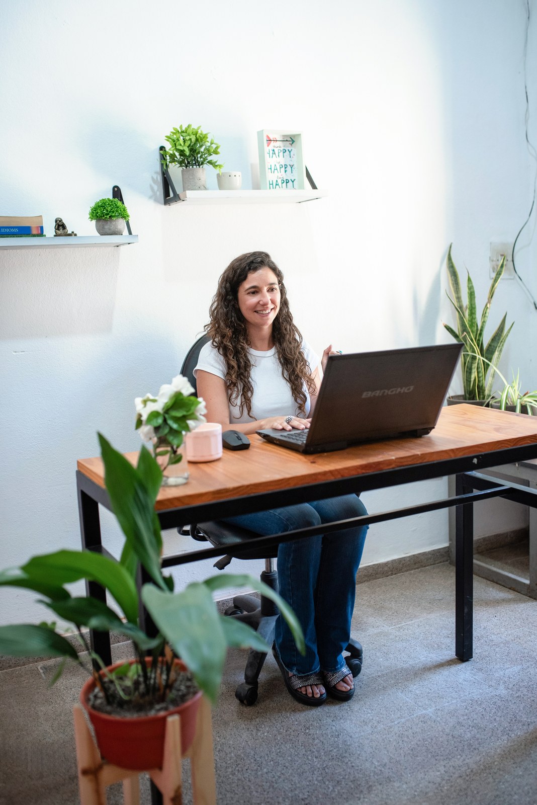 Laura Gil dando clases de inglés online